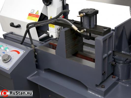 За надежное закрепление заготовки на станке отвечают гидравлические тиски c устройством для пакетной резки (при необходимости устройство для пакетной резки можно снять). Они приводятся в движение с помощью кнопок на панели управления и надежно фиксируют заготовку. фото №15 METAL MASTER MGH-500Z фото №15