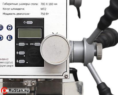 Маховик микрометрической подачи вынесен на фронтальную часть фрезерной головки и снабжен нониусом. фото №7 Маховик микрометрической подачи вынесен на фронтальную часть фрезерной головки и снабжен нониусом. фото №7