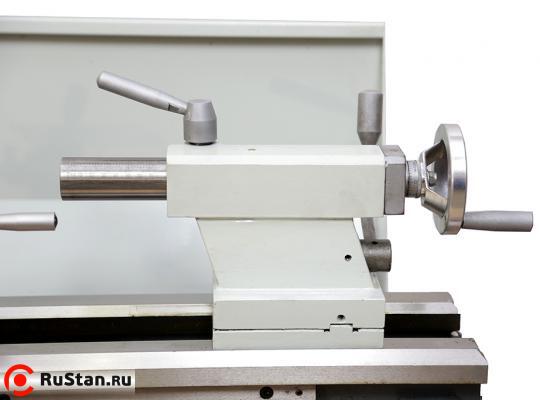 Для ослабления задней бабки с целью установки глубины сверления и закрепления длинных заготовок в центрах станок оснащен быстрозажимным зажимом. Вылет пиноли задней бабки составляет 85 мм фото №2 METAL MASTER MML 2870M фото №2