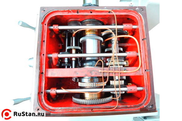 12-ти ступенчатая коробка передач, изготовленная из качественной конструкционной стали, развивает большой крутящий момент на малых оборотах. Для повышения долговечности коробки передач ко всем шестеренкам и подшипникам подведены масленые трубки. фото №18 METAL MASTER Z51200 DRO RFS фото №18